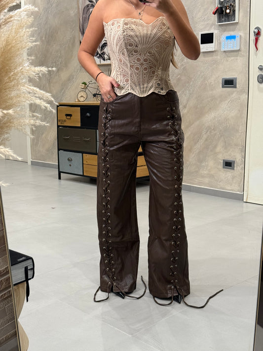 Pantalone in pelle stringhe